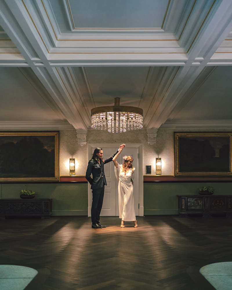 Ein Hochzeitspaar tanzt stilvoll unter einem Kronleuchter im Dolder Grand Hotel in Zürich – Startbild der Homepage.