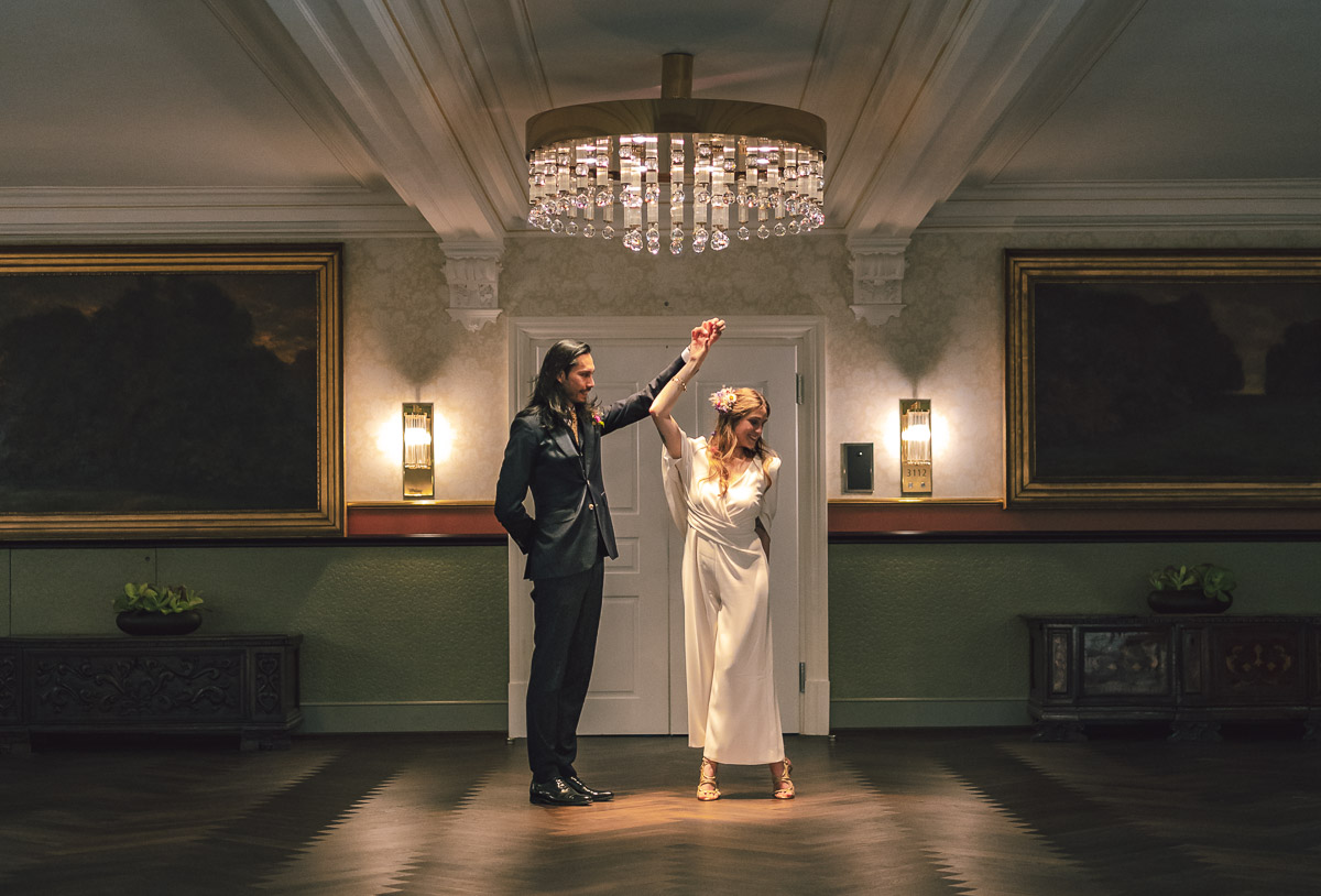 Eleganter Hochzeitstanz im Dolder Zürich Braut und Bräutigam tanzen elegant unter einem Kronleuchter im stilvollen Ambiente des Dolder Hotels in Zürich.