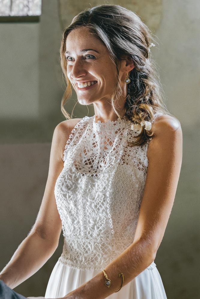 Die Braut voller Freude während der Zeremonie im Ritterhaus Uerikon – Hochzeitsfotografie von Christian Meixner Die Braut strahlt während der Trauung im Ritterhaus Uerikon – ein Moment voller Emotionen, eingefangen von Hochzeitsfotograf Christian Meixner