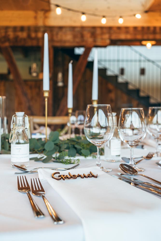 Hochzeit im Bächlihof Rapperswil – Stilvolle Tischdekoration Stilvolle Tischdekoration einer Hochzeit im Bächlihof Rapperswil, fotografiert von Hochzeitsfotograf Christian Meixner aus Zürich.