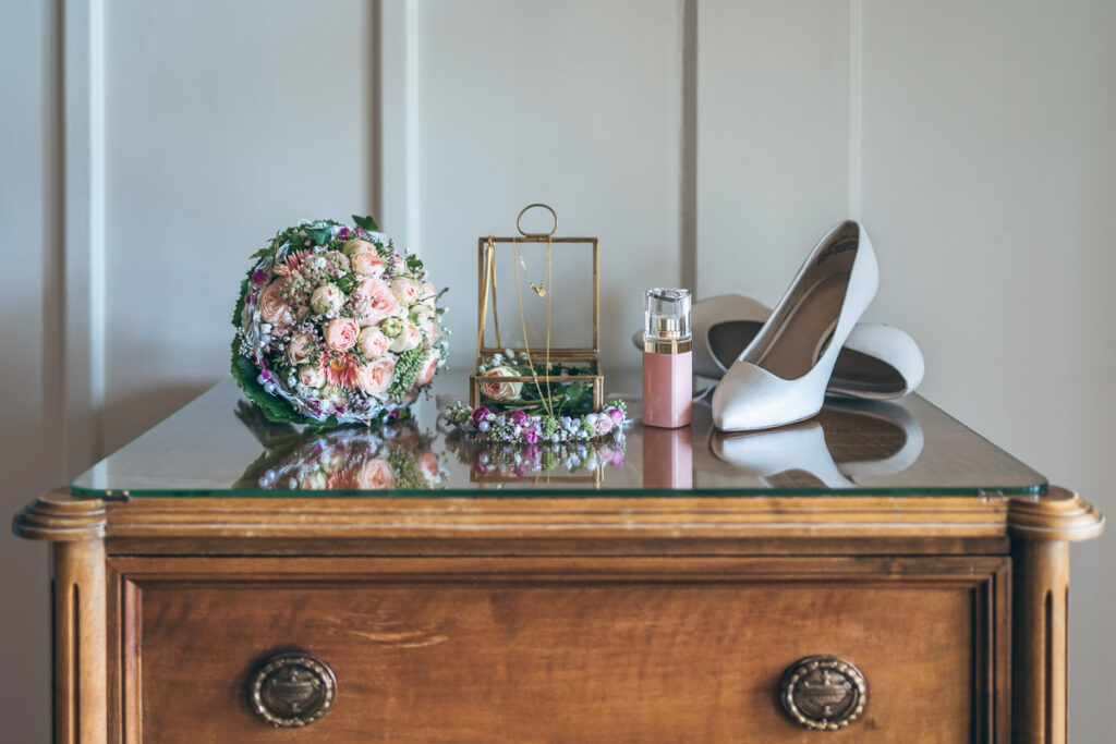 Hochzeitsdetails im Hotel Schatzalp Davos Detailaufnahme von Brautstrauss, Brautschuhen und Schmuck im Hotel Schatzalp Davos – Hochzeitsfotografie von Christian Meixner.