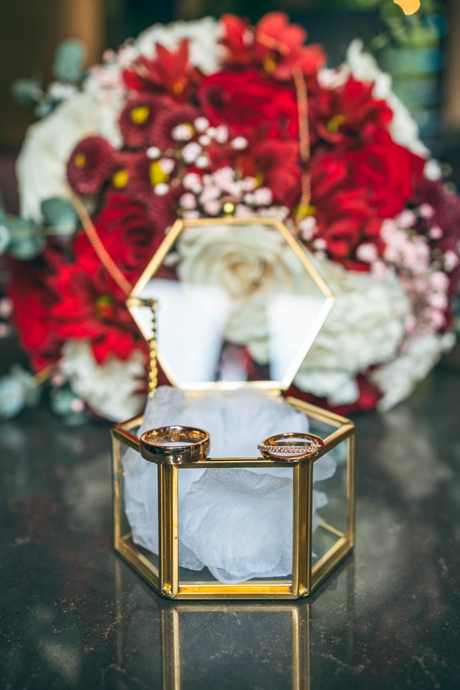 Hochzeitsringe im Hotel Sorell Zürichberg in Zürich Detailaufnahme von Hochzeitsringen in einer Glasbox vor einem Brautstrauss im Hotel Sorell Zürichberg in Zürich – fotografiert von Christian Meixner.
