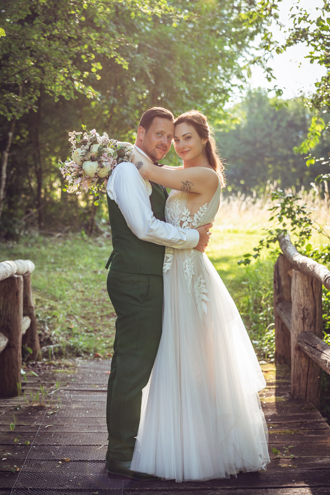 Brautpaar Portrait in Zürich – Hochzeitsfotograf Christian Meixner Braut und Bräutigam bei einer Hochzeit in Zürich im Blumenland Schweiz auf einer Holzbrücke – fotografiert von Hochzeitsfotograf Christian Meixner.