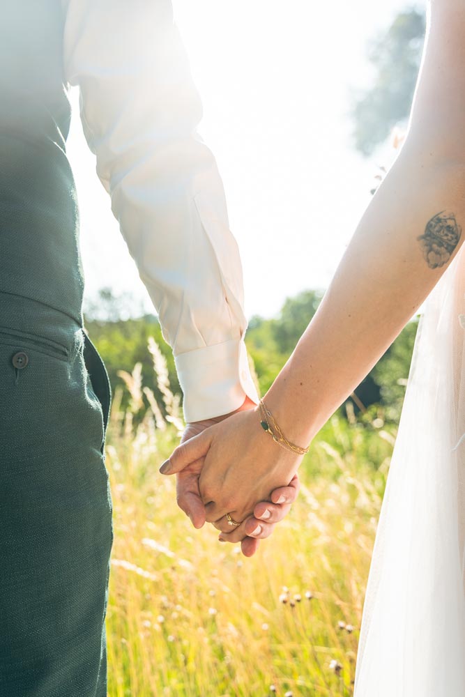 Detailaufnahme einer Hochzeit in Zürich – Hochzeitsfotograf Christian Meixner Detailaufnahme eines Brautpaares, das sich bei einer Hochzeit in Zürich im Blumenland Schweiz an den Händen hält – fotografiert von Hochzeitsfotograf Christian Meixner.