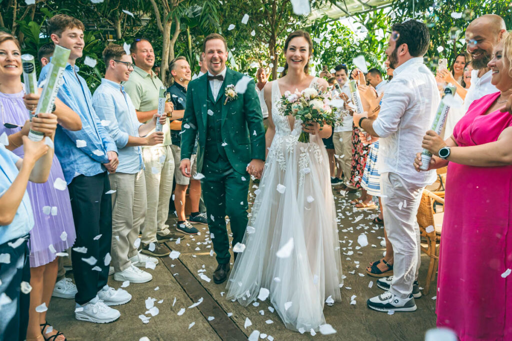 Hochzeitsauszug in Zürich – Hochzeitsfotograf Christian Meixner Brautpaar beim Hochzeitsauszug mit Konfetti bei einer Hochzeit in Zürich im Blumenland Schweiz – fotografiert von Hochzeitsfotograf Christian Meixner.