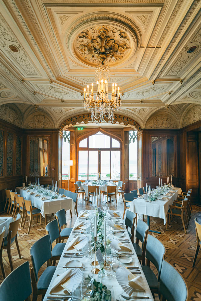 Hochzeitssaal im Schloss Schadau in Thun Festlich dekorierter Hochzeitssaal im Schloss Schadau in Thun – Hochzeitsfotografie von Christian Meixner.